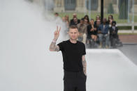 El diseñador Matthew Williams saluda al público tras presentar su colección masculina primavera-verano 2023 para la casa Givenchy en París, el miércoles 22 de junio de 2022. (Foto AP/Francois Mori)