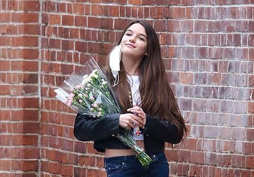 Quoi de mieux qu’une virée entre copines dans le quartier de Soho pour passer un anniversaire réussi ? Dimanche 18 avril, Suri Cruise a fêté son quinzième anniversaire entourée de deux amies. Les trois adolescentes ont profité de cet après-midi de liberté pour se balader dans les rues new-yorkaises, une glace à la main. Lire aussi : Couple de légende : Reese Witherspoon et Ryan Phillippe, une passion de jeunesse à HollywoodL’adolescente semble avoir passé un moment privilégié avec ses camarades, avec qui elle a été aperçue prenant des photos dans la rue. Et il faut dire que Suri sait prendre la pose. Elle a déjà tout d’une mannequin, lookée dans une tenue très 90’s, en jean bootcut et crop top blanc. L’air insouciant, le trio a partagé un cornet de glace et il semble même que la star du jour ait eu droit à un cadeau : un joli bouquet de fleurs roses et blanches avec lequel elle a tenu à être prise en photo, afin de garder un tendre souvenir de cette journée. Le sosie de sa mèreLa fille de Tom Cruise ressemble de plus en plus à ses parents, dont elle tient les cheveux bruns. Elle a surtout des airs de Katie Holmes, à qui elle ressemble comme deux gouttes d’eau. Longiligne et stylée, elle est le portrait de sa mère lorsqu’elle était plus jeune. Depuis son divorce avec Tom Cruise en 2012, l’actrice s’est épanouie à New York, loin de la Scientologie, tout comme sa fille. Là-bas, le duo mère-fille vit une existence apaisée. Quant à l’acteur de « Mission impossible », il n’a pas vu sa fille depuis maintenant six ans.