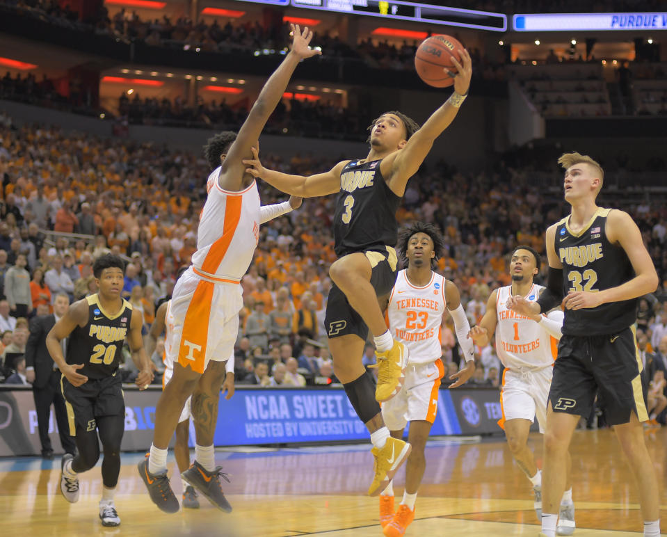 LOUISVILLE, KY - MARCH 28:  Purdue Boilermakers guard Carsen Edwards (3) drives up the middle against Tennessee Volunteers guard Admiral Schofield (5) for OT score during a game between the Tennessee Volunteers and the Purdue Boilermakers  in the south regional semi-final of the NCAA men's basketball tournament in Louisville, KY on March 28, 2019 . (Photo by John McDonnell/The Washington Post via Getty Images)