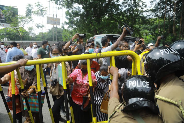 Los manifestantes en la puerta de la oficina del primer ministro Wickremesinghe