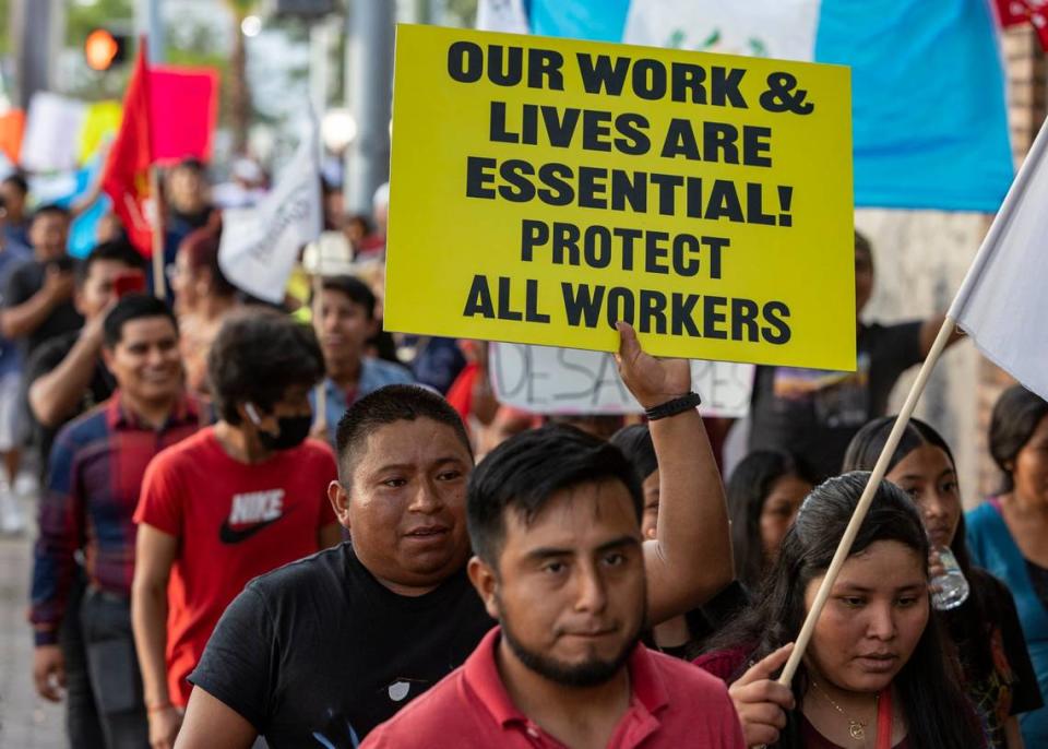 Homestead, Florida - 1º de junio de 2023 - Los manifestantes portaban pancartas y coreaban consignas mientras marchaban por las calles de Homestead para expresar su oposición a la ley SB 1718.