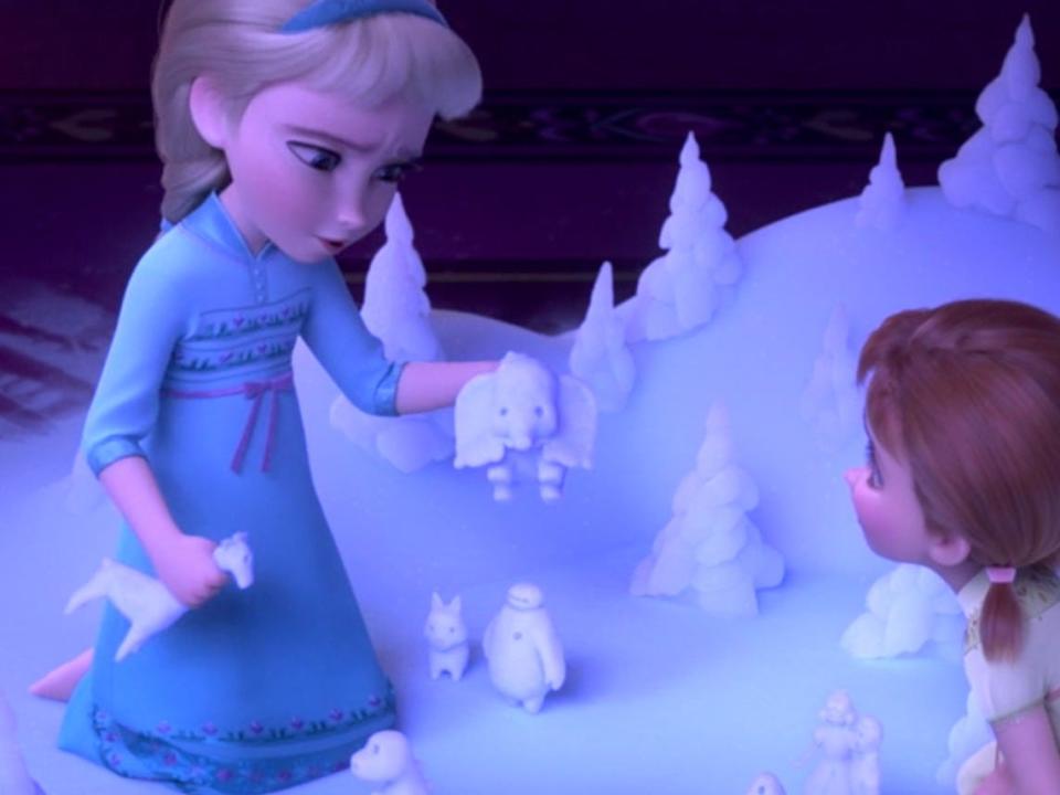 Elsa Anna playing with snow figurines Frozen 2 II Disney 