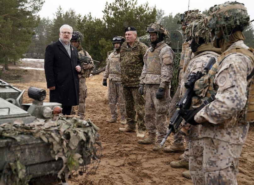 ARCHIVE - Le président letton Egils Levits s'adresse aux troupes lettones lors de sa visite à la base militaire d'Adazi à Kadaga, Lettonie, le March. 8, 2022.