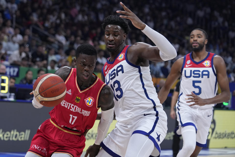 El alemán Dennis Schröder avanza con el balón superando al alero de los Estados Unidos Jaren Jackson Jr en el encuentro de semifinales de la Copa Mundial de baloncesto en Manila el viernes 8 de septiembre del 2023. (AP Foto/Michael Conroy)