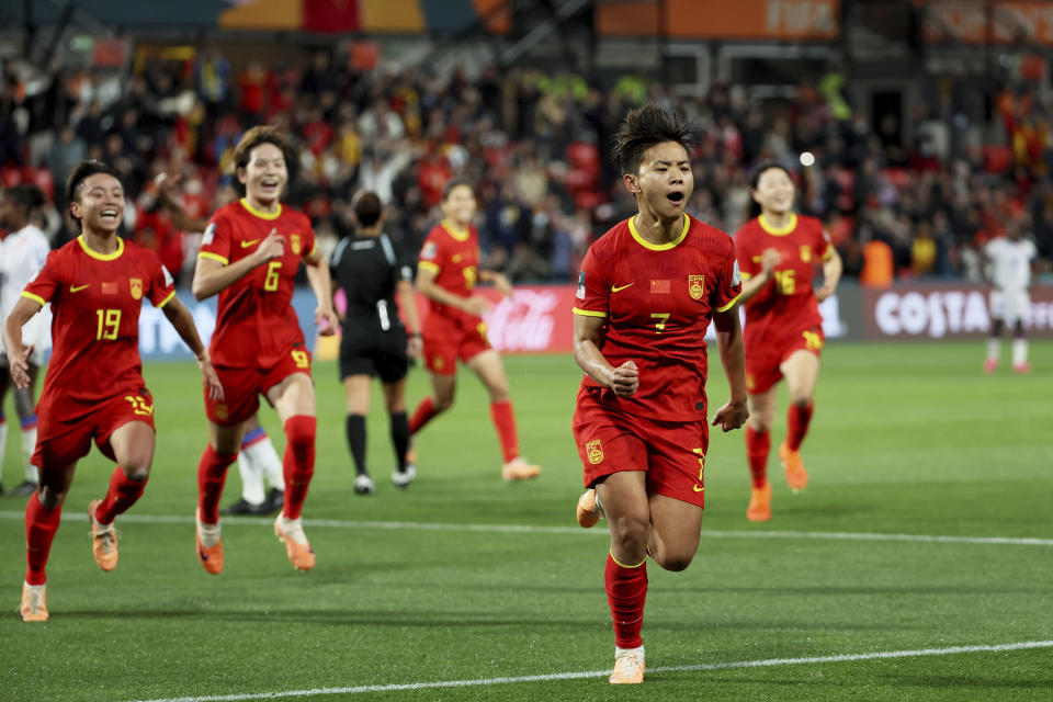 La china Wang Shuang celebra tras anotar el gol del triunfo de penal ante Haiti en el encuentro del Grupo D de la Copa Mundial femenina el viernes 28 de julio del 2023 en Adelaide, Australia. (AP Foto/James Elsby)