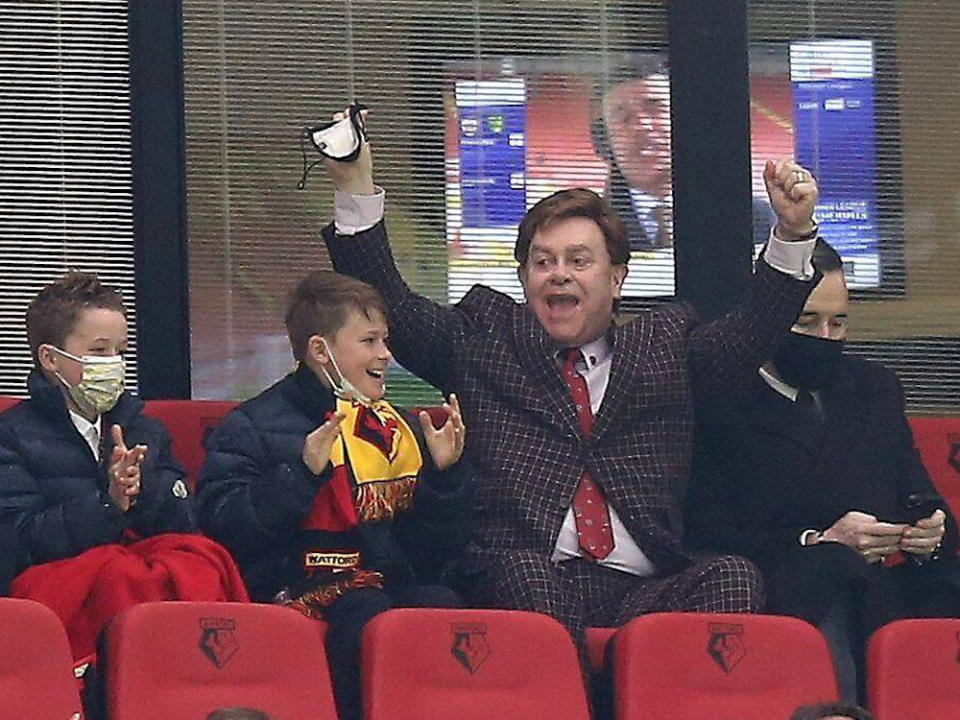 Mit Jubelpose: Elton John, seine Söhne und Ehemann David Furnish im Stadion. (Bild: imago images/Shutterstock)