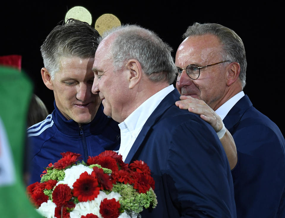 <p>Basti und die Bosse. Bayern-Präsident Uli Hoeneß und Vorstandsboss Karl-Heinz Rummenigge ehrten Schweinsteiger vor dem Spiel, überreichten Blumenstrauß und eine Foto-Collage mit Schweinis besten Momenten im Bayern-Trikot. </p>