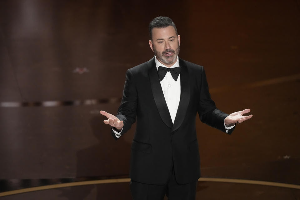 El anfitrión Jimmy Kimmel habla en los Oscar el domingo 10 de marzo de 2024, en el Teatro Dolby en Los Ángeles. (Foto AP/Chris Pizzello)