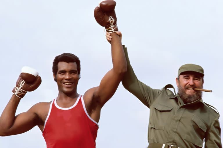 Retrato del presidente cubano Fidel Castro con el boxeador de peso pesado Teófilo Stevenson durante una sesión de fotos. La Habana, Cuba 4/1/1984