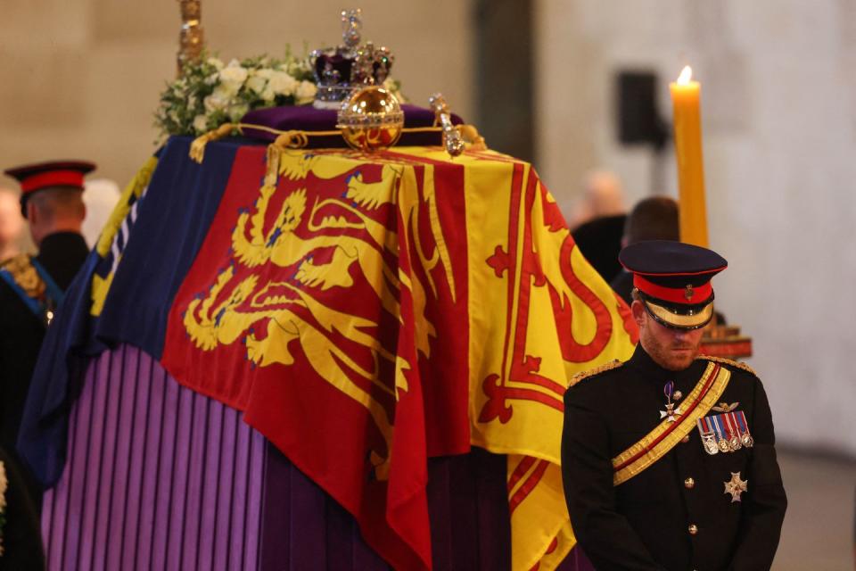 Queen Elizabeth's 8 Grandchildren Stand Vigil at Westminster Hall