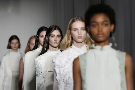 Gå ned Produktionscenter pille Valentino showcases ethereal haute couture collection in Paris