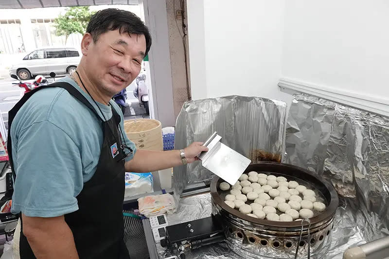 ▲成大博士生吳杰返回成大學區賣起銅板價水煎包。（圖/記者劉悅儷攝 2023.10.11） 