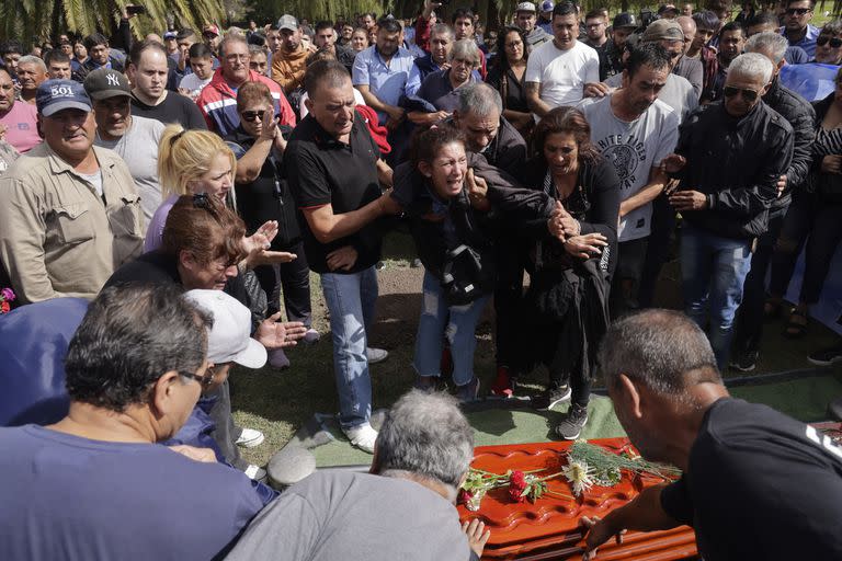 Familiares y compañeros de Daniel Barrientos, el colectivero asesinado de un tiro en la cabeza en La Matanza, la semana pasada, al despedir sus restos en el cementerio Parque Campo Santo, en González Catán