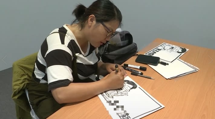 陳其邁競選團隊志工阿菜，用三分鐘時間畫出專屬陳其邁簽名板。（圖／東森新聞）