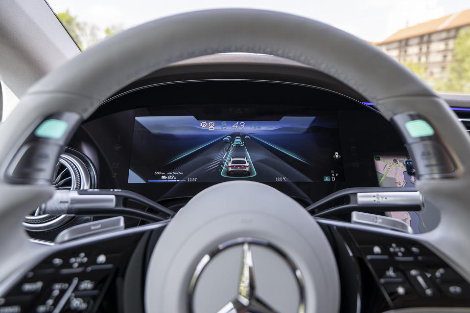 先進安全輔助駕駛系統，在未來能實現自動駕駛願景。圖片摘自：Mercedes-Benz