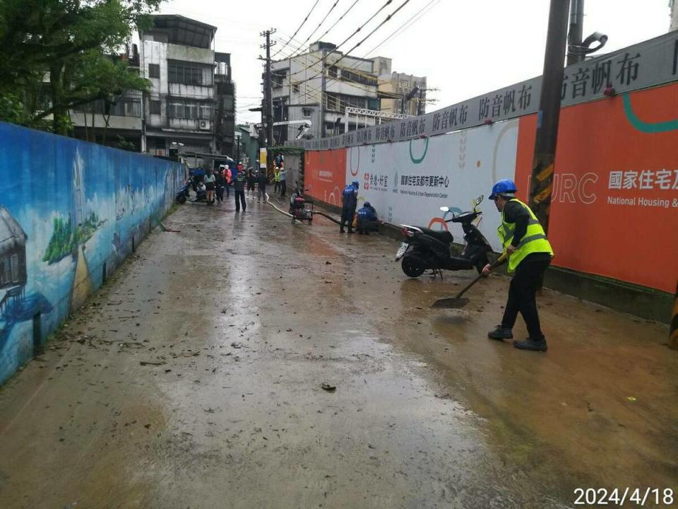 今早（4/18）豪大雨因瞬間雨量過大，導致國家住都中心崇德好室基地旁淹水。   圖：國家住都中心提供