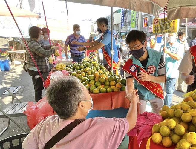 南投縣議員候選人林儒暘等人，在南投市傳統市場掃街拜票。（楊靜茹攝）