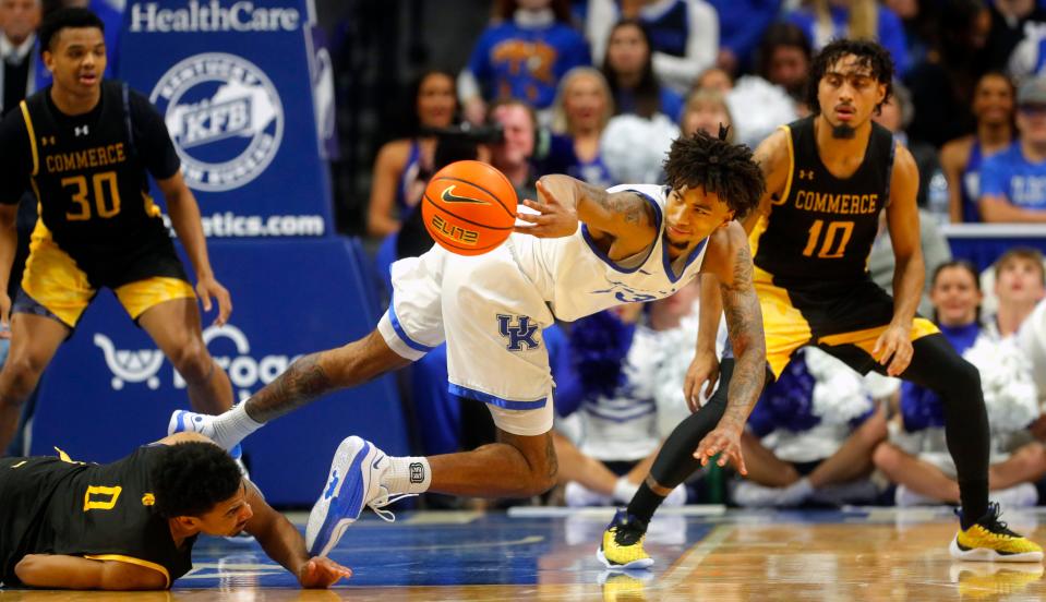 Kentucky’s Jordan Burks passes the ball against Texas A&M-Commerce on Friday night.