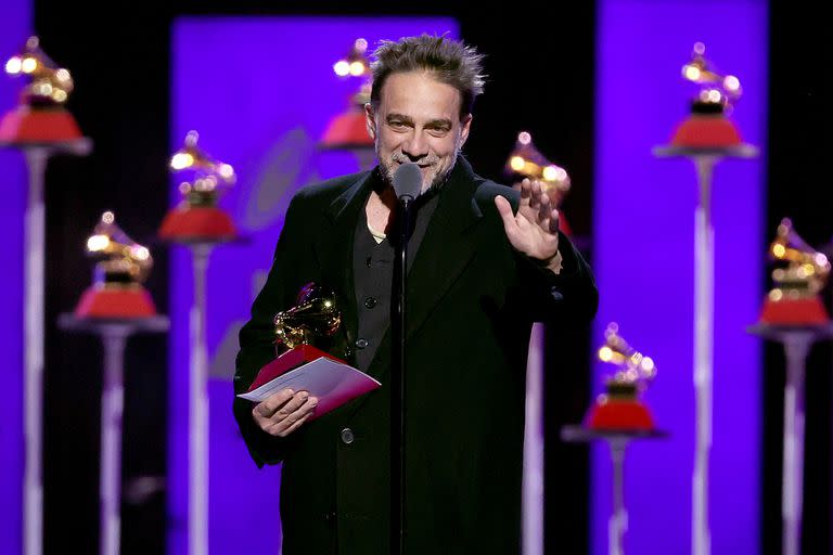 Vicentico al aceptar su Latin Grammy 2021