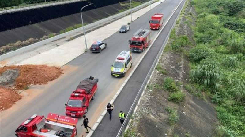 警消人員到場打撈浮屍。（圖／翻攝畫面）