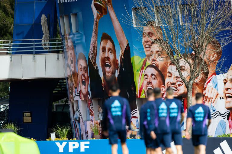 La postal inolvidable en el predio de Ezeiza: Messi levantando al Copa del Mundo