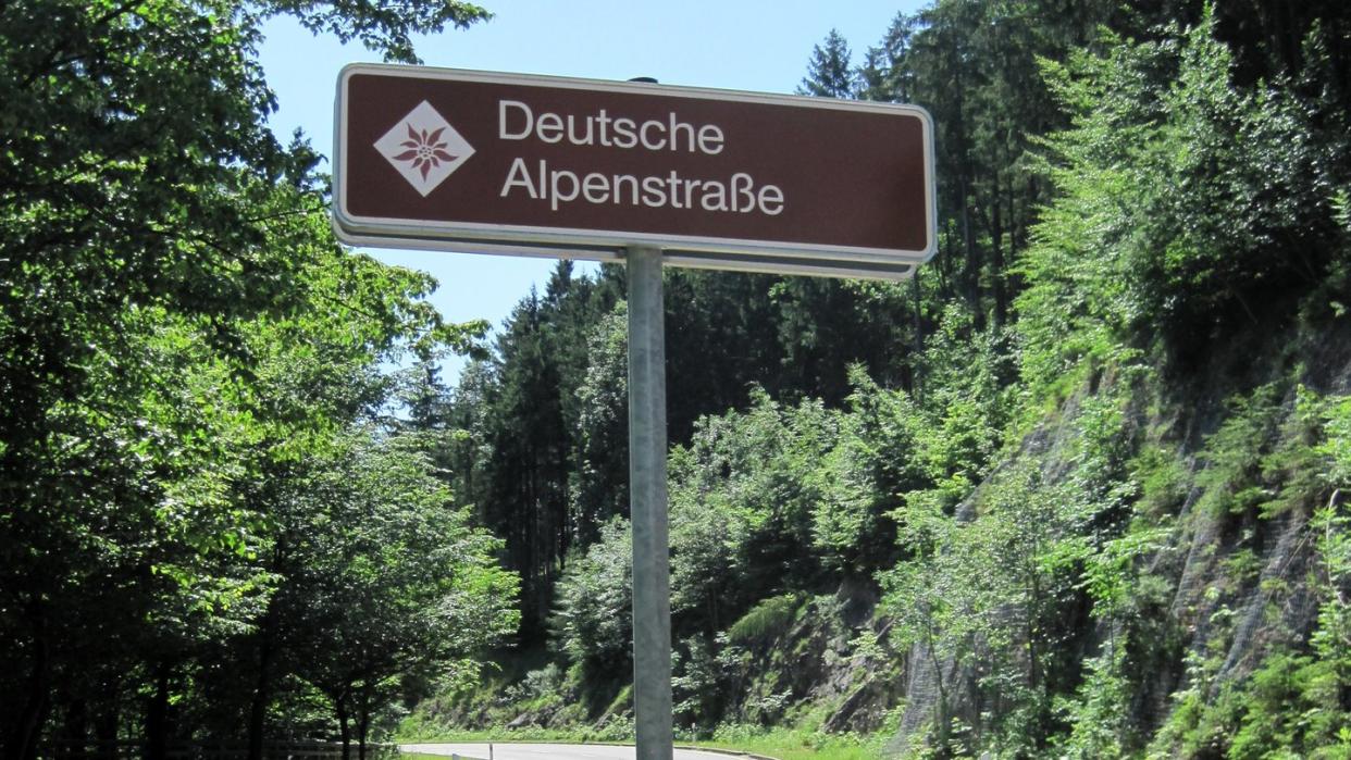 In Deutschland und Österreich gibt es für Gebirgsstraßen keine ausdrücklichen Regeln. In der Schweiz, Frankreich und in Italien hingegen schon. Foto: Deutsche Alpenstraße