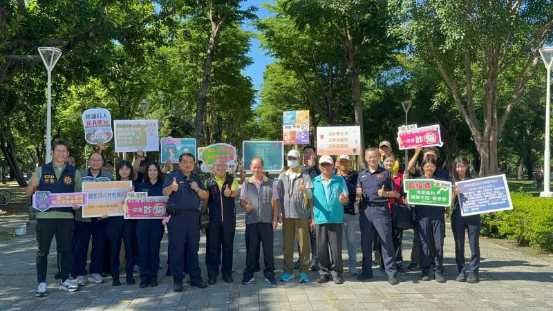 ▲謝承甫與三民區副區長顏賜山、安和里長傅秋陽、達仁里長邱添富、德行里長郭麗香前往三民區著名「松江早市」，以現場直播方式宣導反詐。(圖／高市警局三民一分局提供)