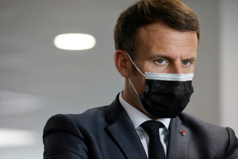 Le président français Emmanuel Macron, lors d'une visite dans un centre d'appel de la Sécurité sociale lié au virus Covid-19, le 29 mars 2021, à Créteil près de Paris - Ludovic MARIN © 2019 AFP