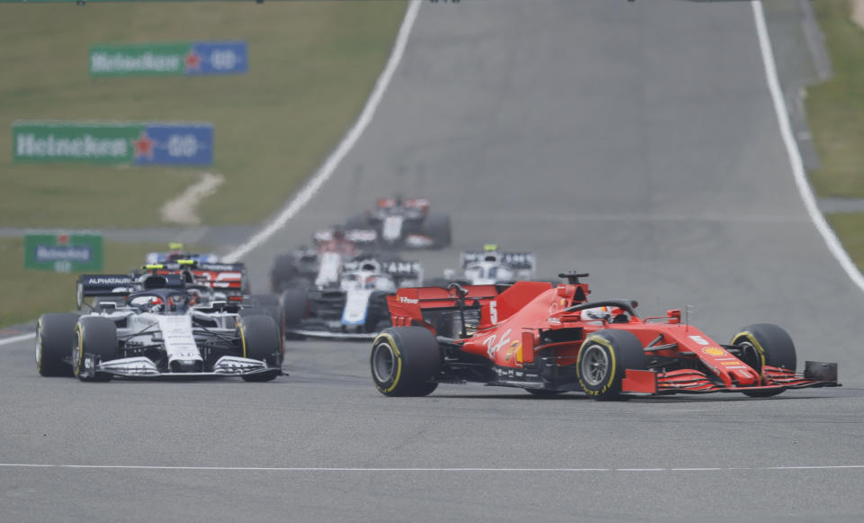 Sobre la pista las cosas tampoco le fueron nada bien. Solo logró un podio y terminó 13º del Mundial, muy lejos además de su compañero Charles Leclerc, octavo. No quedaba tan atrás en la clasificación desde su debut en la Fórmula 1 en 2007. (Foto: Ronald Wittek / AP).