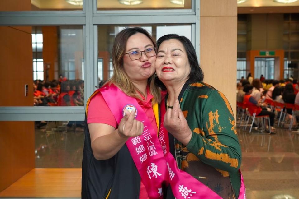 《圖說》受表揚的盧燕雪女士(右)與兒媳陳杏宜(左)互相表達對對方的感謝並為彼此祝賀「母親節快樂」。〈社會局提供〉