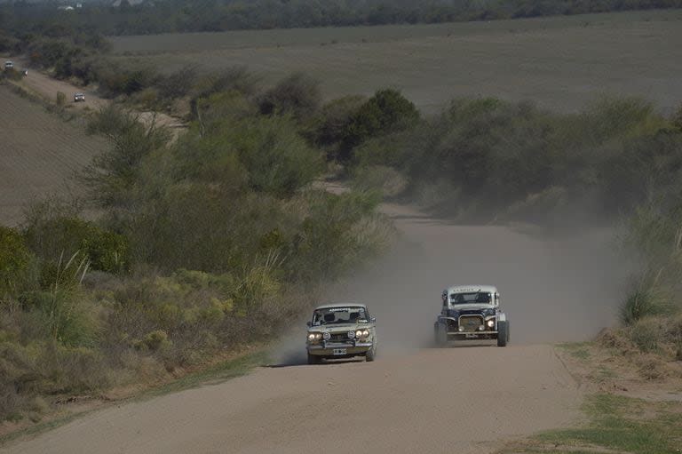 ¿En qué circunstancia se puede ver transitar a la par a un FIAT 1500 de Arrecifes y una Chevrolet Coupé de La Rioja sobre tierra? El Gran Premio Argentino Histórico entrega escenas como ésta.