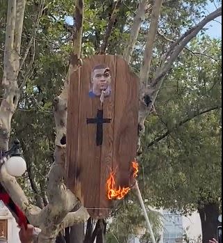 球迷在大街上高舉並焚燒貼有姆巴佩照片的大木板。（圖／翻攝自Twitter）