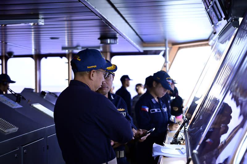 菲律賓軍艦指揮官與艦上人員討論情況 美菲法多邊海上演習進入第3天，美菲軍艦27日凌晨 離開菲律賓領海後不久，遭遇中國海軍艦艇跟監。圖 為菲律賓船塢登陸艦「南納卯號」指揮官桑達露（左 前）與艦上人員討論情況。 中央社特約記者Edward Bungubung攝 113年4月27日 