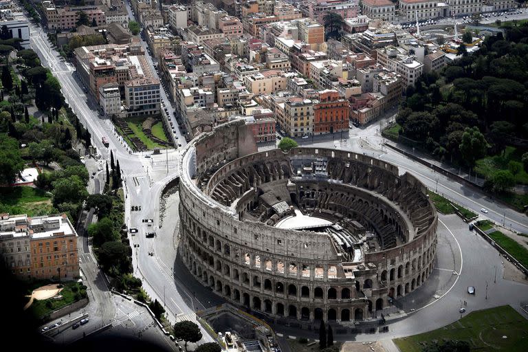 Vista del Coliseo Romano sin gente que lo visite el Día del Trabajador, en medio del encierro por el coronavirus