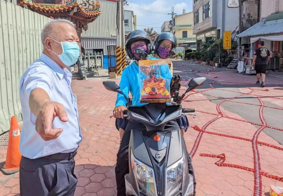 安導騎機車帶著太太和木叱二太子進行為期十天的「跟著二太子來七淘、機車環島巡香之旅」，抵台中浩天宮參香。（記者陳金龍攝）