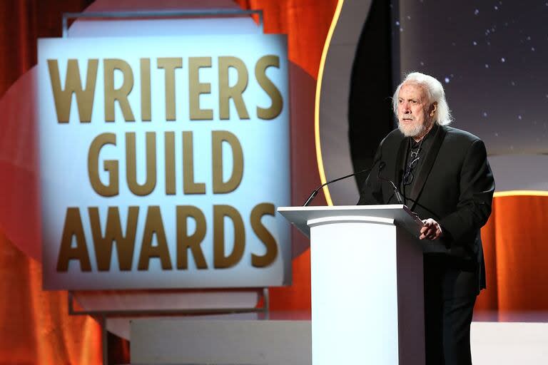 Robert Towne presentando un premio en los premios del sindicato de guionistas en 2016; su guion de Barrio chino suele ser considerado el mejor libreto cinematográfico jamás escrito