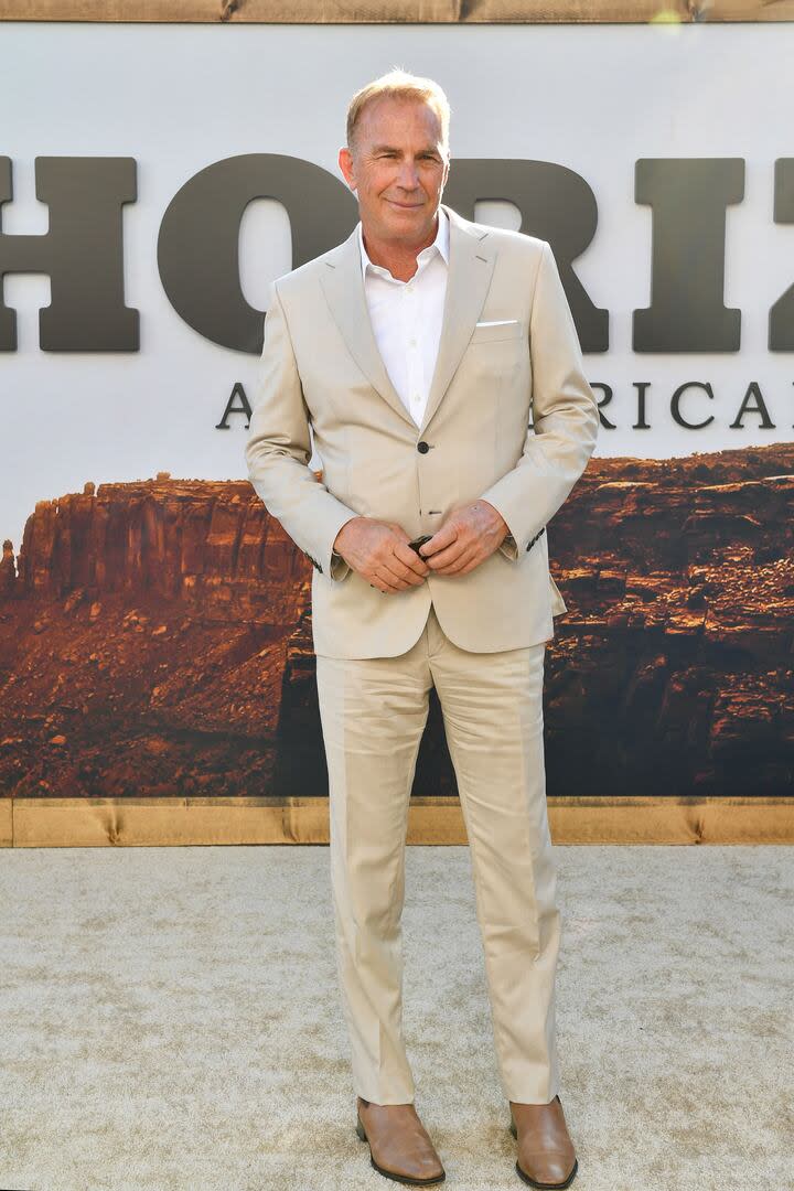 Kevin Costner, muy elegante, posa para los fotógrafos en la premiere de la primera parte de Horizon, an american saga que se realizó en el Teatro Regency Village, en Westwood, California. Si bien la estrella de Hollywood tiene entre sus logros haber ganado un Oscar a mejor director en 1991 por Danza con lobos, esta es la primera vez en 20 años que vuelve a ocupar ese importante rol en un film
