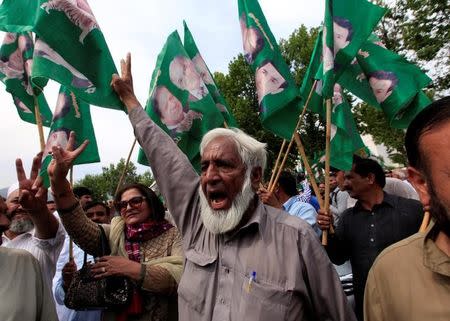 Supporters of Pakistan's Prime Minister Nawaz Sharif gesture following the Supreme Court decision, in Islamabad, Pakistan April 20, 2017. REUTERS/Faisal Mahmood