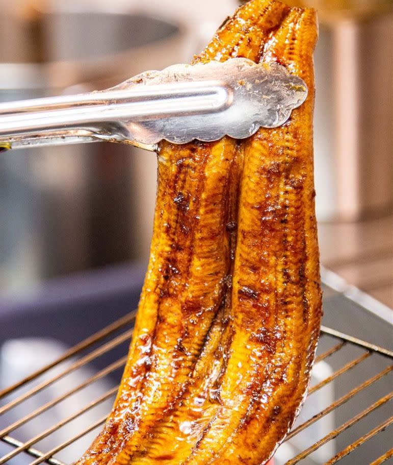 關西鰻魚飯嘅做法，直接放於炭火上烤。