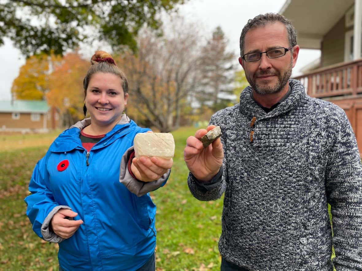 Geologist Laura MacNeil and Wayd McNally teamed up on Wednesday to identify the rocks in the collection.  (Sheehan Desjardins/CBC News - image credit)