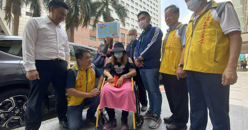 台中行善團20日再前往中國醫藥大學附設醫院為水餃媽媽加油打氣，也帶來行善團、房仲業者募得的26萬元。（圖／中國時報馮惠宜攝）