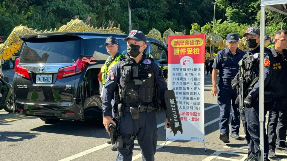 警方盤查進出車輛。民眾提供