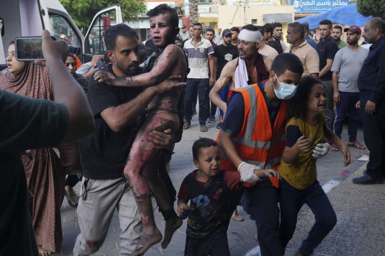 Heridos palestinos en el hospital Al-Aqsa, en Deir al-Balah, en la Franja de Gaza. (AP/Adel Hana)