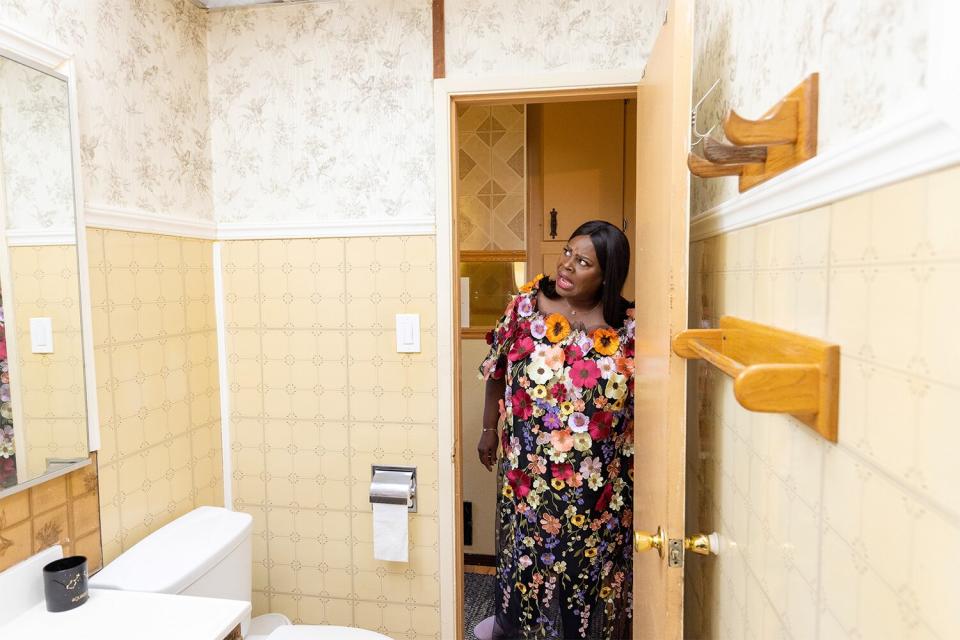 Retta visits Kristyna and Evan’s guest bathroom, as seen on the Ugliest House in America, Season 2.