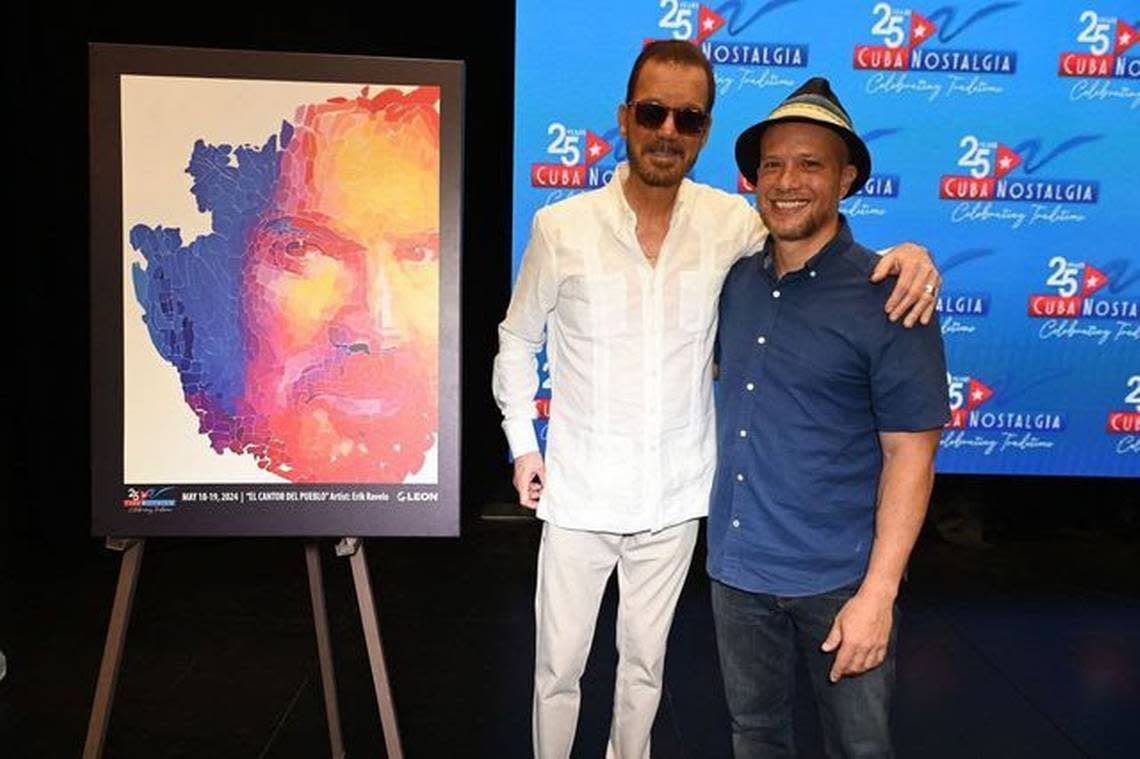 Willy Chirino with the painter Erik Ravelo, who created the Cuba Nostalgia 2024 poster, which this year offers a tribute to Chirino for his five decades of career, who closes the event with a concert on Sunday, May 19.