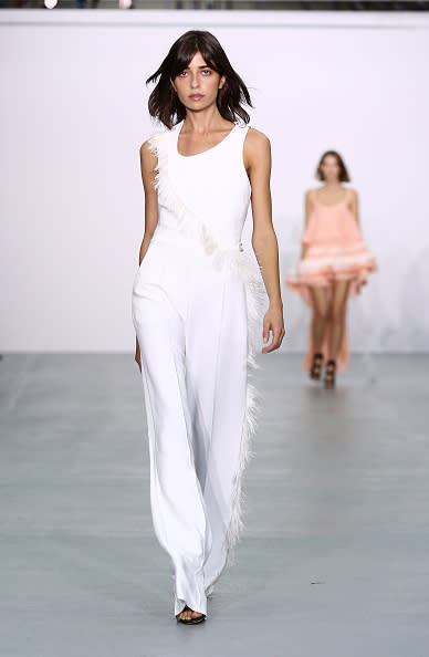 Las plumas, un acento femenino. Este clásico jumpsuit blanco de Antonio Berardi destacó por el detalle de las plumas que recorrían la silueta de la modelo. Feminidad y sutil sensualidad, en un solo conjunto. - Foto: Tim P. Whitby/Getty Images