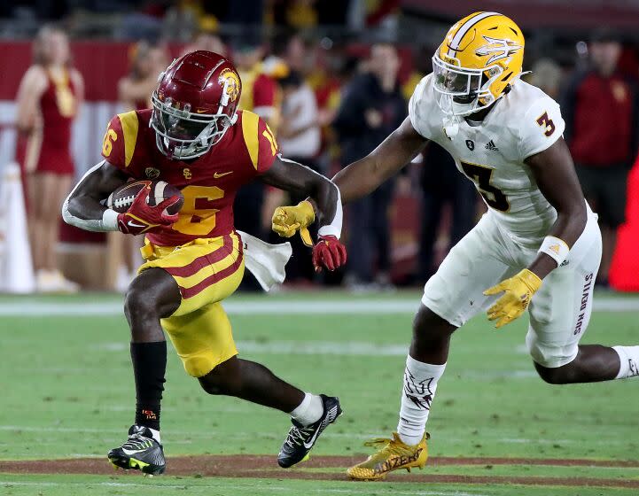 LOS ANGELES, CALIF. - OCT. 1, 2022. USC wide receiver Tahj Washington gets a reception against Arizona State in the third. quarter at the Los Angeles Memorial Coliseum on Saturday night, Oct. 1, 2022. (Luis Sinco / Los Angeles Times)