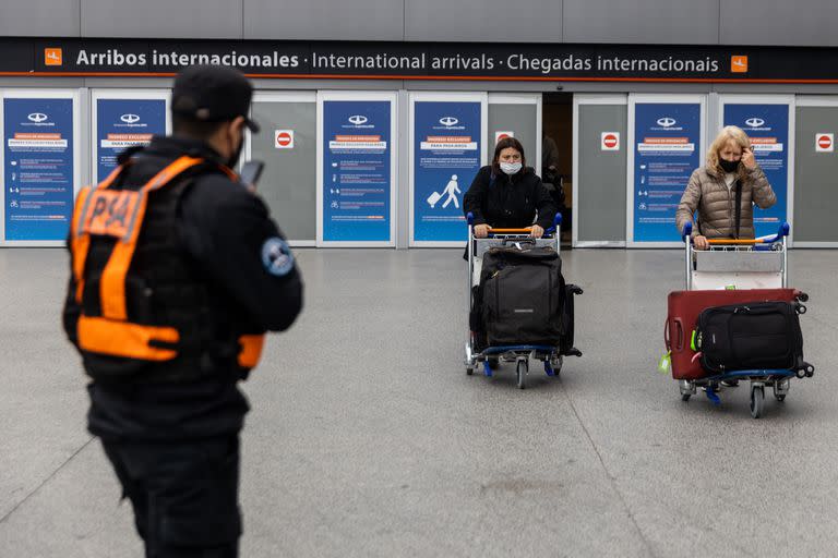 Zona de llegadas de vuelos internacionales en el aeropuerto Ezeiza;  el ingreso de pasajeros del exterior preocupa por la propagacion de la variante delta