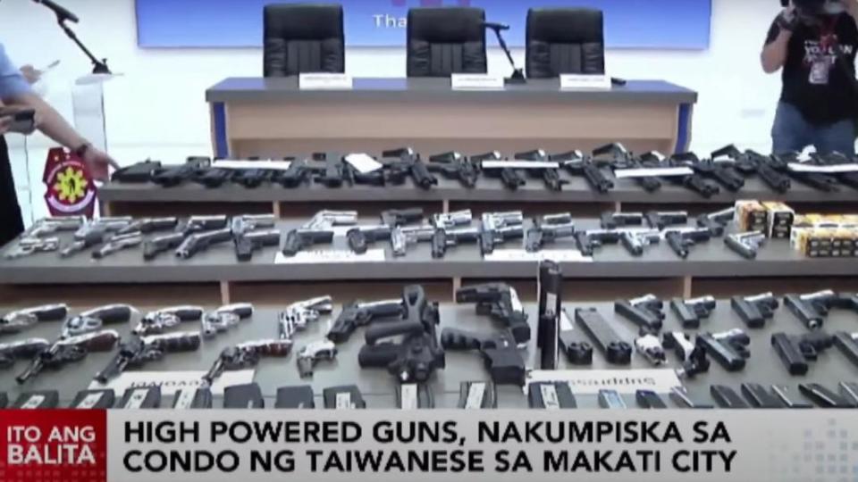 菲律賓警方日前搗破陳建的軍火庫，查扣近百支長短槍。（圖／YouTube）