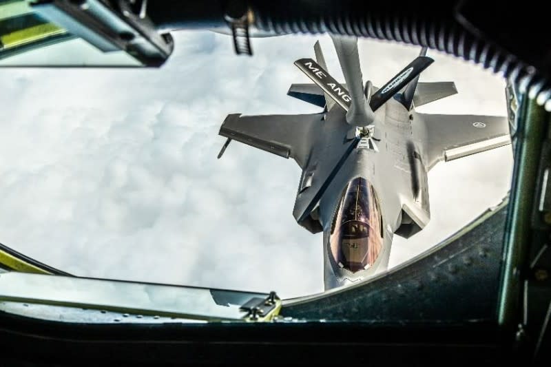 美軍F-35戰機正在進行空中加油。（美軍官網）
